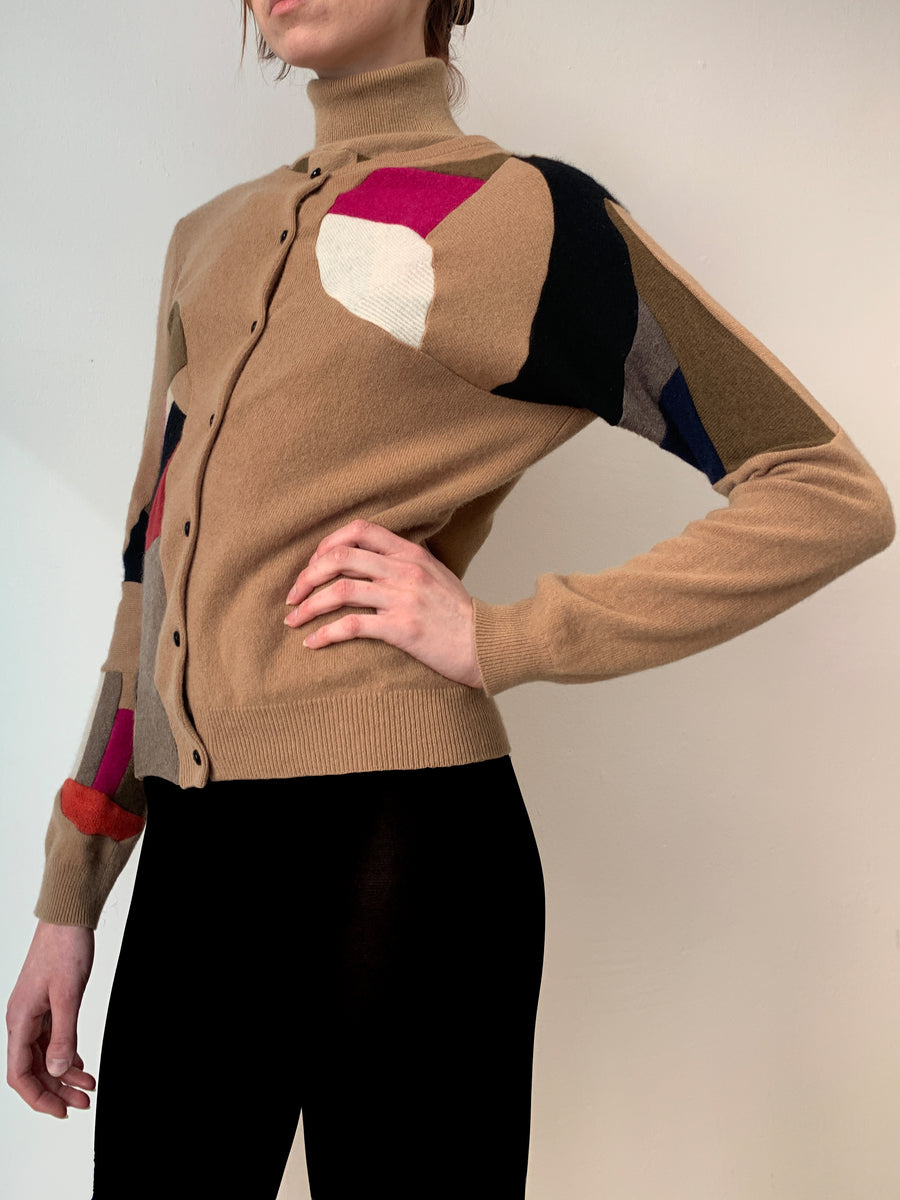 Side front cashmere cardigan beige by Lou de Betoly
